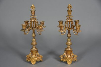 null Paire de candélabres dans le style Louis XVI en bronze doré à quatre bras de...