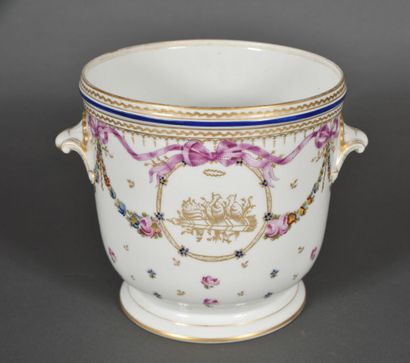 null PARIS.
Rafraîchissoir en porcelaine à décor polychrome et or de trophées de...