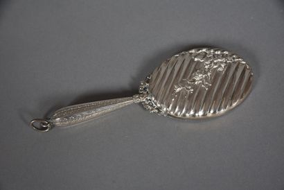 null Hand face in chased silver, embossed with flowers, shuttle handle. 
Weight :...