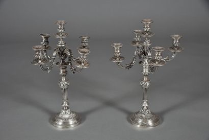 null Grande paire de candélabres dans le style Louis XVI en métal argenté à quatre...