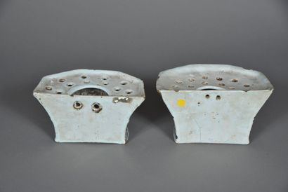 null NORTHERN FRANCE.
Two earthenware sconce bouquetières with blue camaïeu decoration...