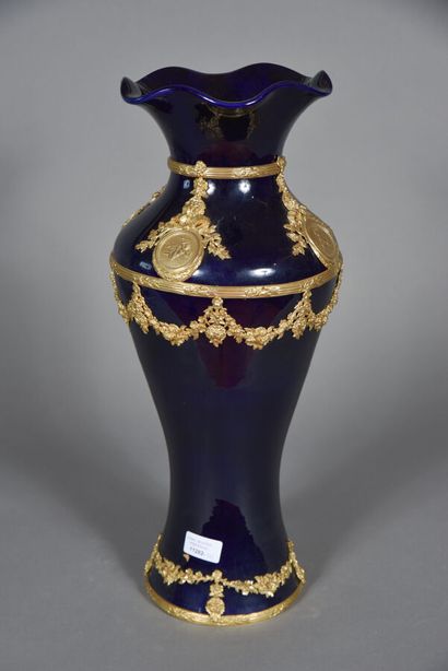 null Vase balustre en porcelaine bleue, à col en collerette, monture en bronze doré...