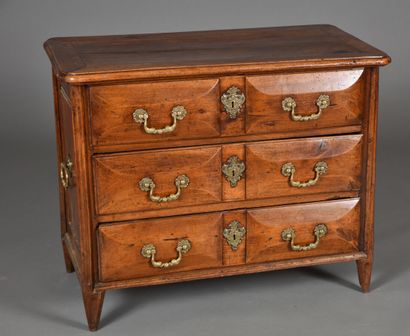 Small walnut chest of drawers opening to...