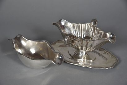 null Silver sauceboat in the form of a navette on a tray with contours and fillets,...