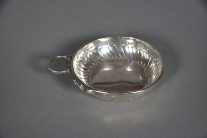 null Tasse à vin en argent orné de godrons, anse en serpents affrontés. 
Poinçons...