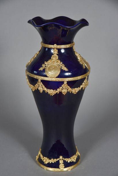 Vase balustre en porcelaine bleue, à col...