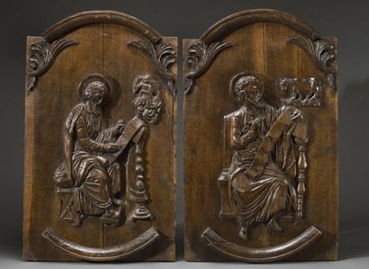 null Deux panneaux en chêne sculpté, en pendants figurant les évangélistes Saint...