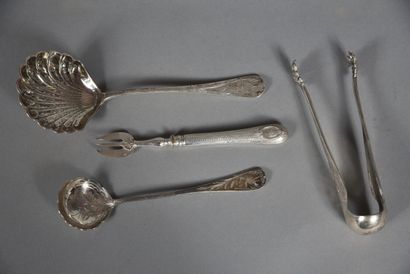 null Box with 12 silver oyster forks and handles in the 1880 style, engraved. 
Minerve...