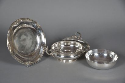 null Légumier et son présentoir en argent dans le style Louis XV, orné d'agrafes,...