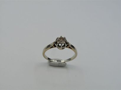 null Bague solitaire en or gris 18K (750/oo) et platine (850/oo) centrée d'un diamant...