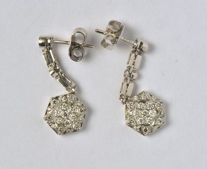 Pair of 18K (750/oo) white gold earrings,...