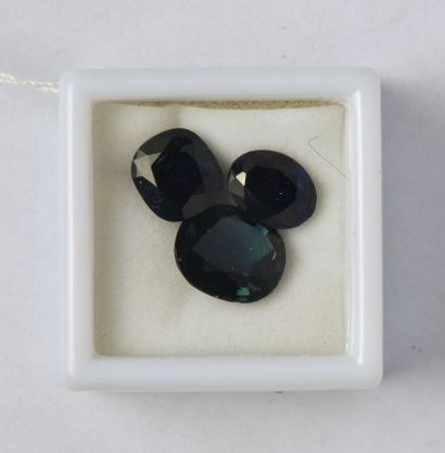 Lot comprising three unmounted sapphires...