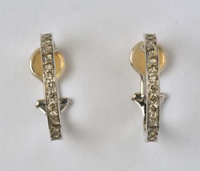 null Pair of 18K (750/oo) white gold square-cut ear clips, each set with a line of...