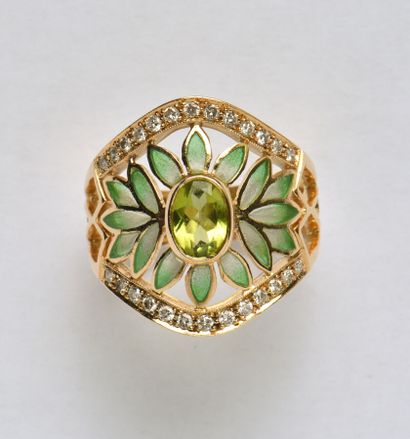 null 18K (750/oo) yellow gold ring centered on an oval closed-set peridot in an openwork...