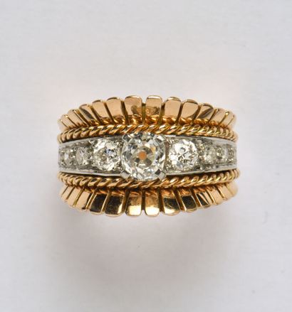 18K (750/oo) yellow gold ring with an openwork...