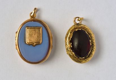 null Lot in 18K (750/oo) yellow gold comprising two antique openwork keepsake pendants:...