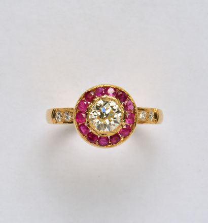 Ring in 18K (750/oo) yellow gold, the round...