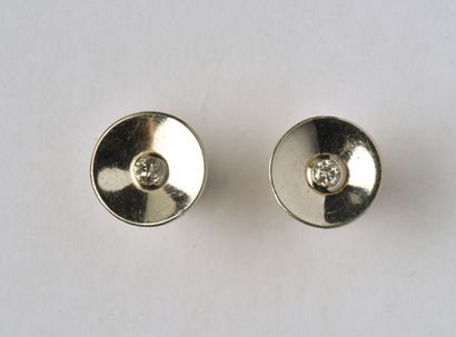 null Pair of ear studs in 18K (750/oo) yellow gold and platinum (850/oo), formed...