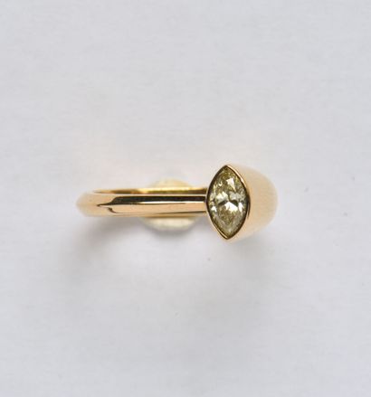 Ring in 18K (750/oo) yellow gold, the asymmetrical,...