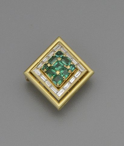 Diamond-shaped brooch pendant in 18K (750/oo)...