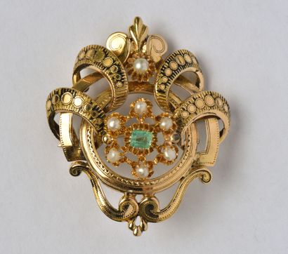 null Brooch in 18K (750/oo) yellow gold with openwork scrolls decorated with black...