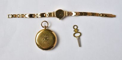 null Lot in 18K yellow gold (750/oo) comprising a collar watch, round dial with white...