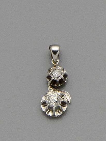 null 18K (750/oo) white gold pendant featuring a small old-cut diamond in a closed...