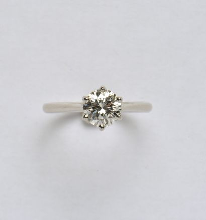 null Bague solitaire en or gris 18K (750/oo) sertie d'un diamant taille brillant...