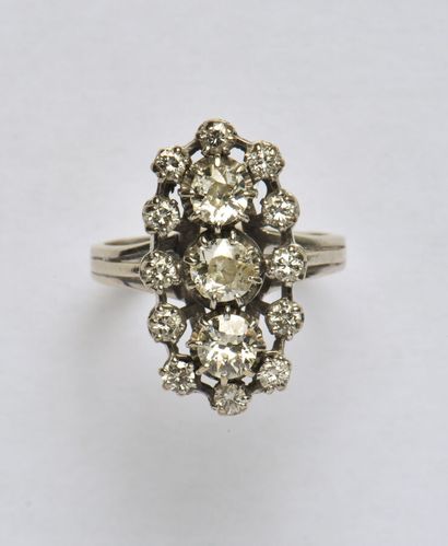 18K (750/oo) white gold ring, the openwork...