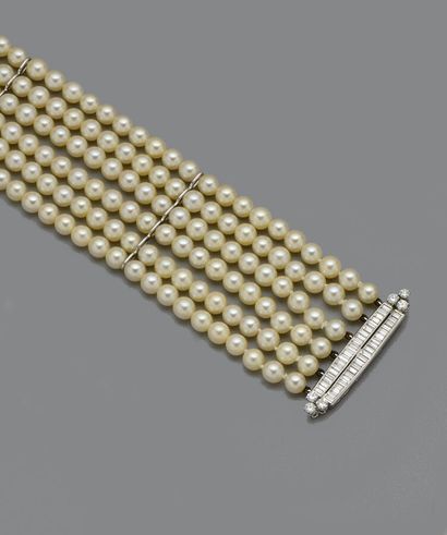 Bracelet à six rangs de perles de culture...