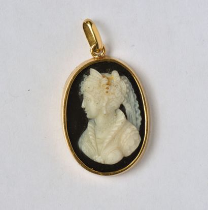 null Oval pendant in 18K (750/oo) yellow gold adorned with a cameo on two-tone agate...