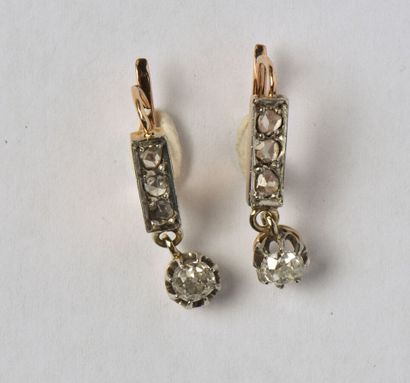 null Pair of earrings in 18K (750/oo) 2-tone gold, each composed of a sleeper clip...