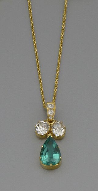 18K (750/oo) yellow gold pendant with two...