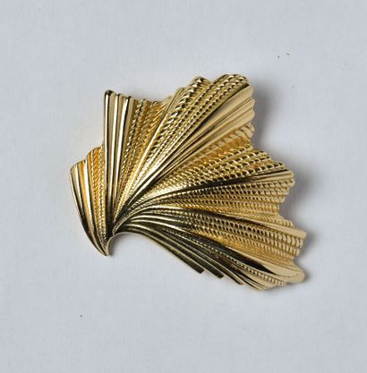 Christian DIOR: Gilded metal brooch forming...