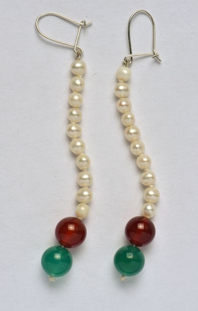 Pair of long earrings with silver (800/oo)...