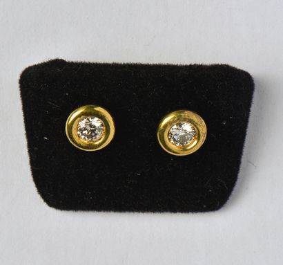 null Paire de clous d'oreilles en or jaune 18K (750/oo) serti chacun d'un diamant...