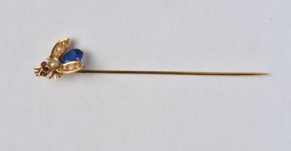 null Tie pin in 18K (750/oo) yellow gold, the design (rewound) featuring a fly set...