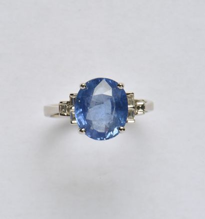 null 18K (750/oo) white gold ring centered on an oval sapphire weighing approx. 4.90...