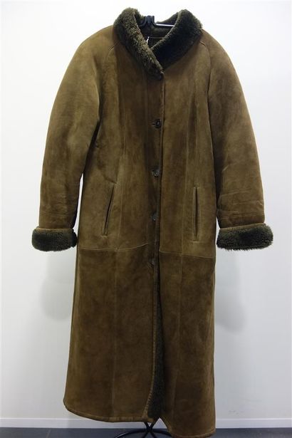 Long coat in khaki wool skins, stand-up collar,...