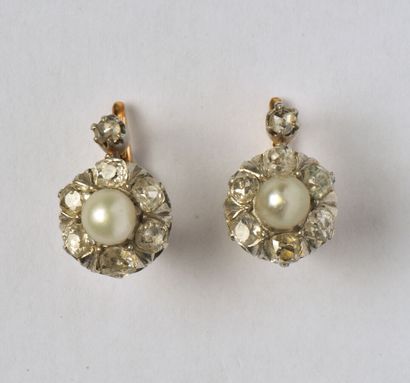 null Pair of antique 18K (750/oo) 2-tone gold dormeuses each composed of a rose-cut...