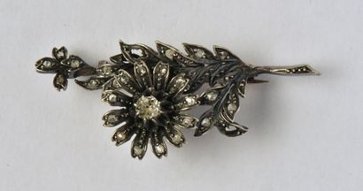 Antique silver brooch (800/oo) featuring...