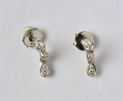null Paire de pendants d'oreilles articulés en or gris 18K (750/oo) retenant en pendeloque...