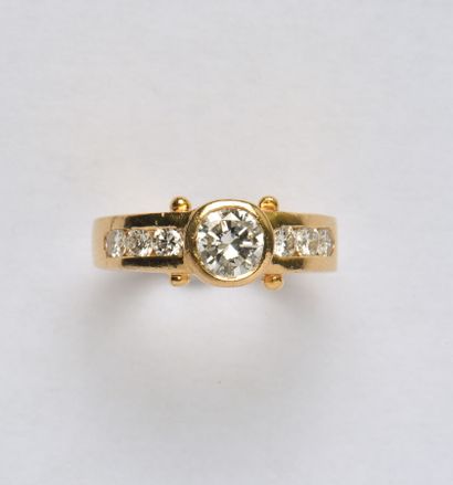 Smooth 18K (750/oo) yellow gold ring centered...