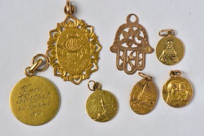 null Lot in 18K (750/oo) yellow gold comprising 4 religious medals: a round Virgin...