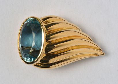 null Brooch in 18K (750/oo) yellow gold depicting a wing, set with an oval aquamarine...