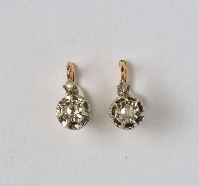 null Pair of two-tone 18K (750/oo) gold antique dormeuses each set with two rose-cut...