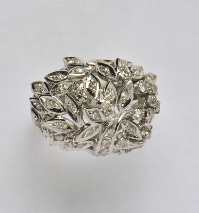 null Bague en or gris 18K (750/oo) formant un dôme végétal ajouré et serti de diamants...