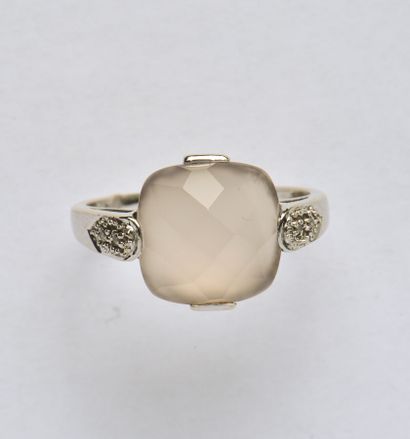 null Bague en or gris 18K (750/oo) centrée d'un cabochon de calcédoine facetté en...