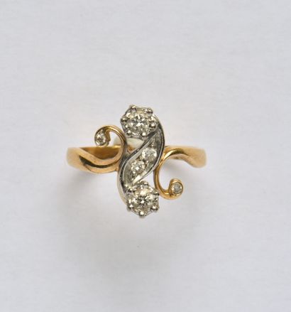 Ring in 18K (750/oo) gold with scroll motifs...