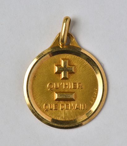 null A.AUGIS : Médaille d'Amour en or jaune 18K (750/oo) portant la mention "+ qu'hier,...